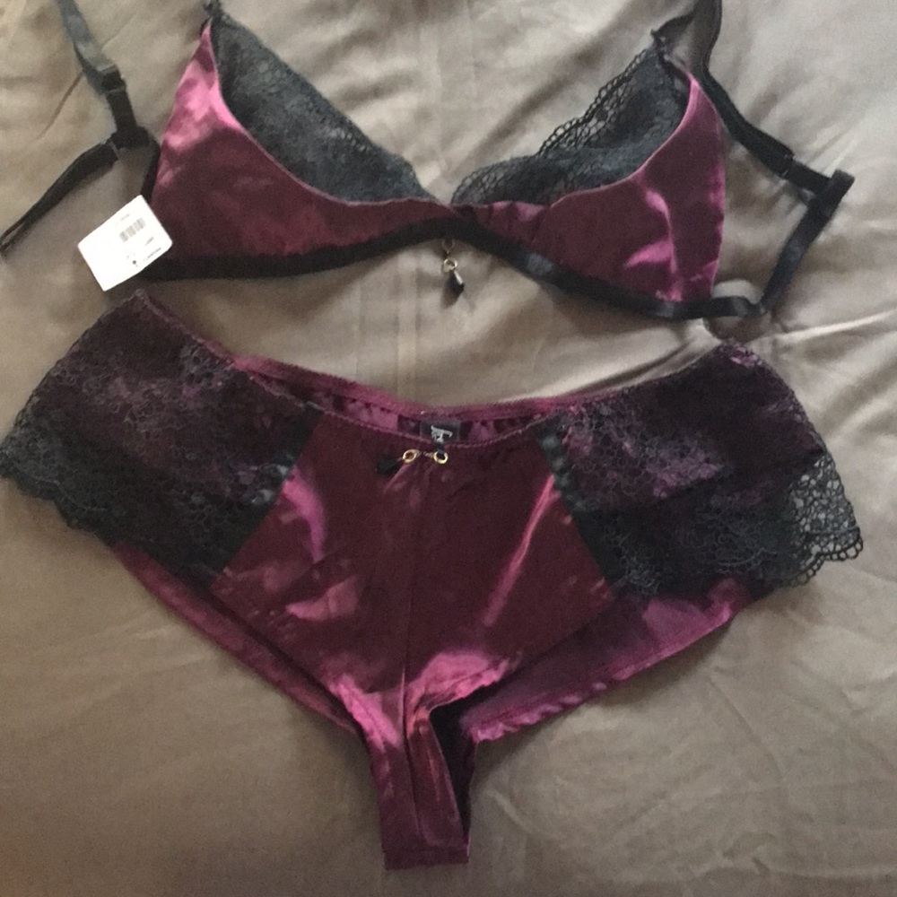 NWT Frederick’s of Hollywood Panties & Bra Lingerie Intimates